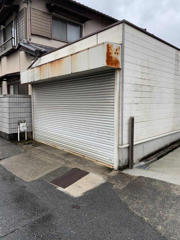 岸和田市のF様邸にて車庫の塗装