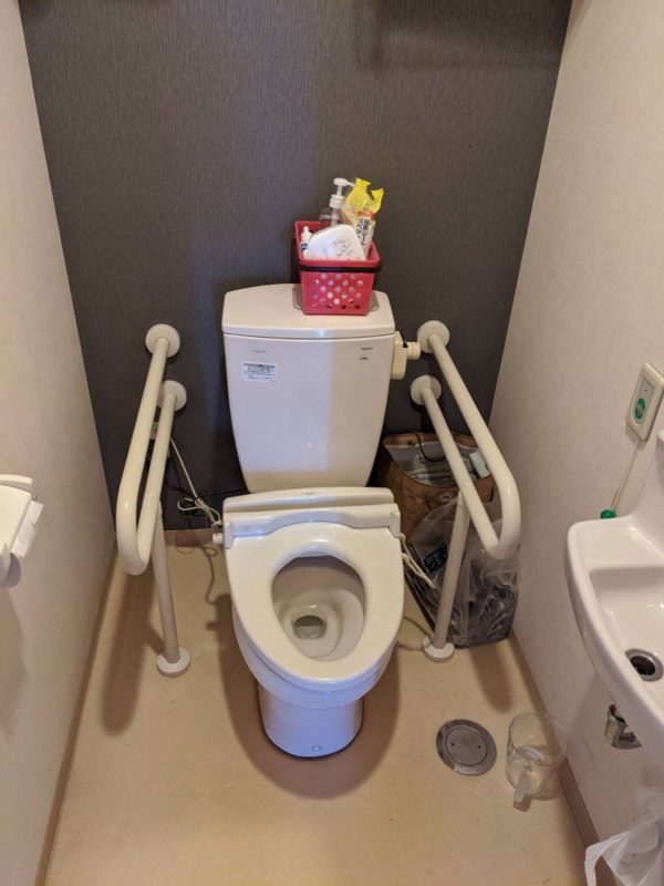 岸和田市の介護施設にてトイレ交換・クロスとCFの張り替え